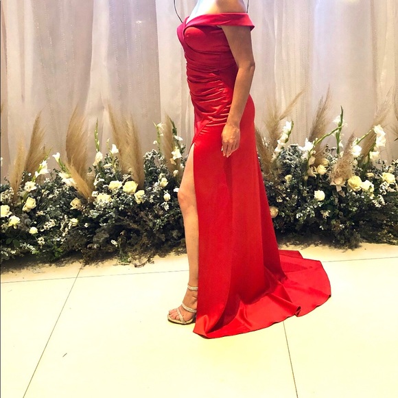 Ball gown in cherry red with slit and short train - Picture 2 of 2